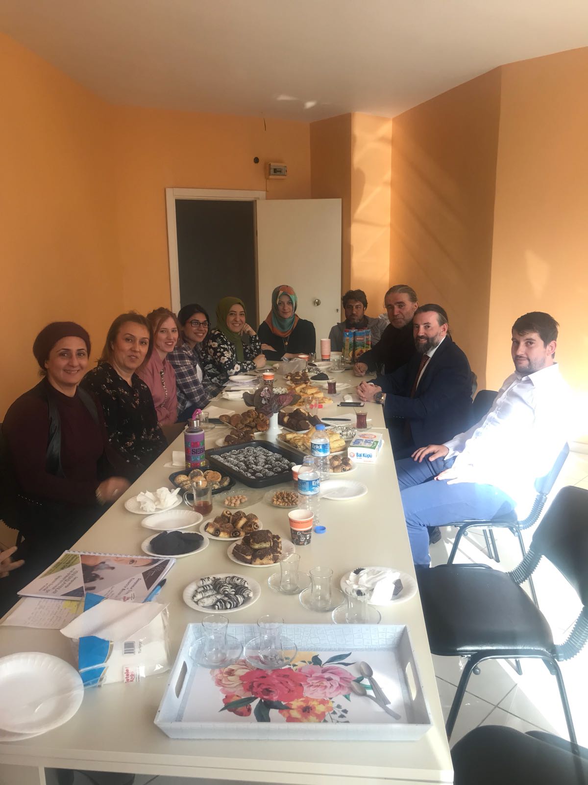 Dernek Başkanımız M. Zafer Avcılar (sağdan3.), Küçükçekmece Belediyesi Kültür Müdürü S. Nurettin Çevik (sağdan2.), İsmail Baştan (sağdan 1.) Soldan Sağa; Filiz Kuran, Özlem Saraç, İrem Sarımahmut, Alev Aşkın Şanda, İlknur Özhan, Emine Kaptan, Süleyman Kaptan